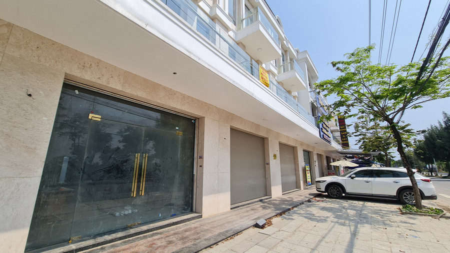 Ghi nhận ngày 22/3, các dự án shophouse trên các trục đường Hoàng Thị Loan, Nguyễn Sinh Sắc, Mê Linh (quận Liên Chiểu), số lượng người ở hầu như chỉ “đếm trên đầu ngón tay”. Còn lại đều trong tình trạng bỏ trống, hoang tàn, nhếch nhác. Ảnh: Hoàng Vinh.