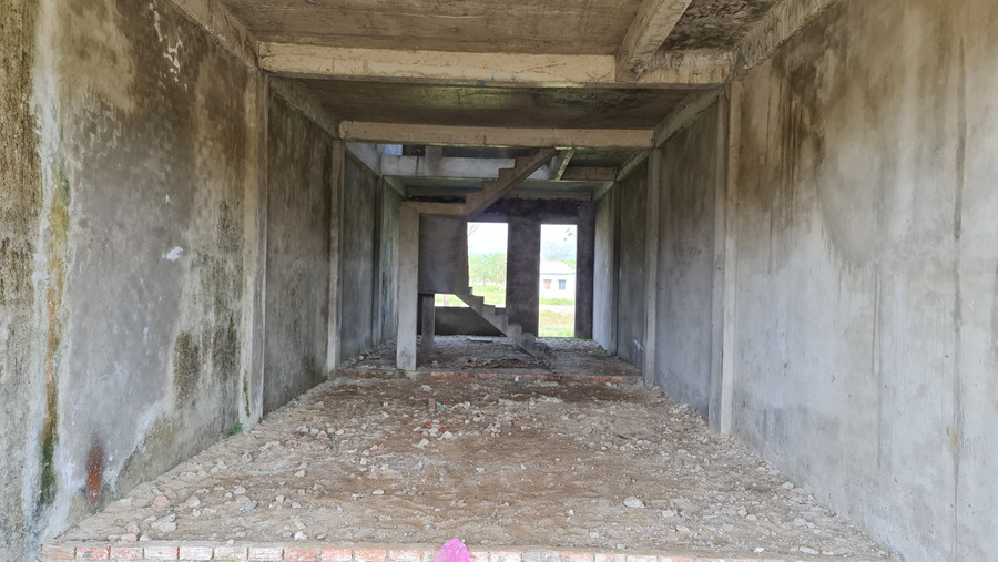 Bên trong một shophouse trong tình trạng bỏ trống. Ảnh: Hoàng Vinh.