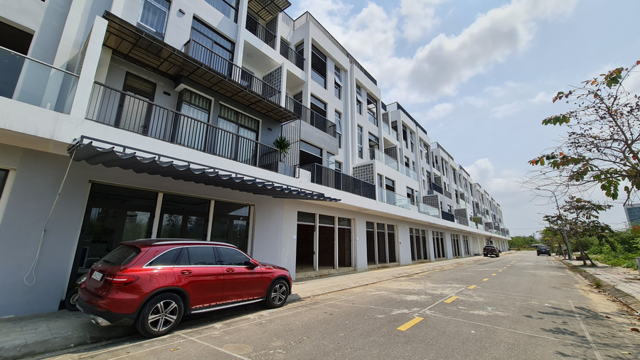 Mặt bằng giá bán thứ cấp ghi nhận giảm 3% - 5% so với cùng kỳ, thanh khoản ở mức thấp, giao dịch tập trung chủ yếu ở những dự án đã bàn giao nhà và có pháp lý hoàn thiện. Ảnh: Hoàng Vinh.