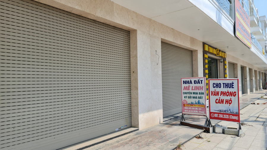 Tuy nhiên, từ cuối năm 2019, thị trường bất động sản và phân khúc nhà phố thương mại tại Đà Nẵng rơi vào cảnh ảm đạm, ế ẩm. Trong ảnh là khu shophouse được chủ đầu tư gắn bảng cho thuê. Ảnh: Hoàng Vinh.
