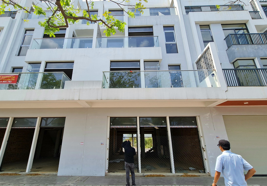 Từ khoảng năm 2015, tại TP. Đà Nẵng, thị trường nhà phố thương mại hay còn gọi là shophouse rất được ưa chuộng của giới đầu tư. Vì vậy, tại những khu đô thị mới khắp các quận ở Đà Nẵng, hàng loạt dãy shophouse mọc lên, nhà đầu tư lần lượt đổ xô đầu tư với hy vọng thu lợi nhuận. Ảnh: Hoàng Vinh.