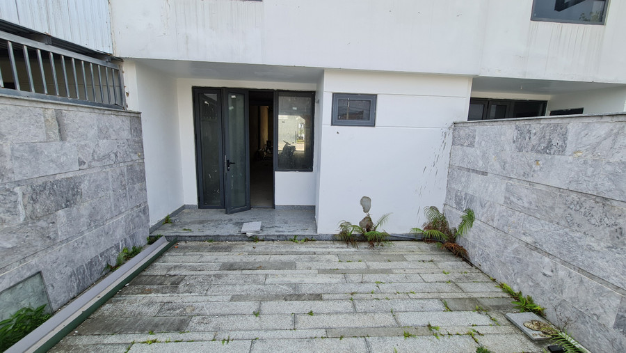 Ông Đinh Văn Hoàng (Công ty TNHH Bất động sản H&amp;H Land) cho biết, thực tế tại các dự án này không có dân cư, không có những tiện ích khác kết nối, mà đơn thuần chỉ là những dãy nhà ở liền kề mặt đường nên sẽ không có người thuê hoặc mua lại. Ảnh: Hoàng Vinh.