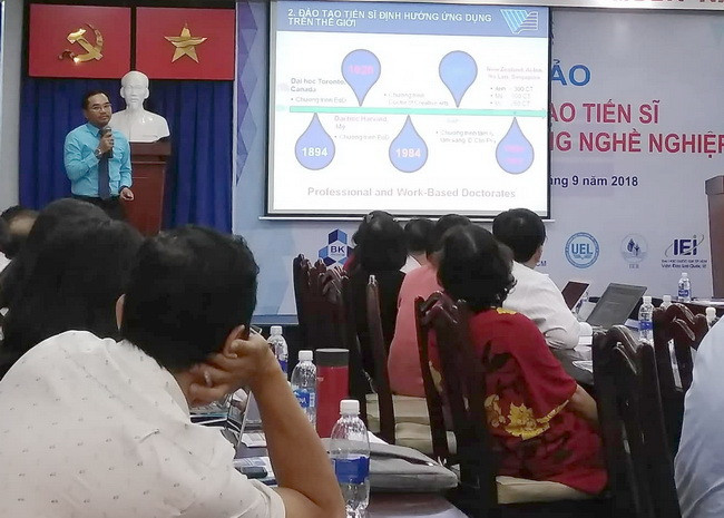 PGS.TS Vũ Phan Tú – Trưởng Ban Sau đại học – ĐH Quốc gia TPHCM báo cáo tham luận tại hội thảo PGS.TS Vũ Phan Tú – Trưởng Ban Sau đại học – ĐH Quốc gia TPHCM báo cáo tham luận tại hội thảo