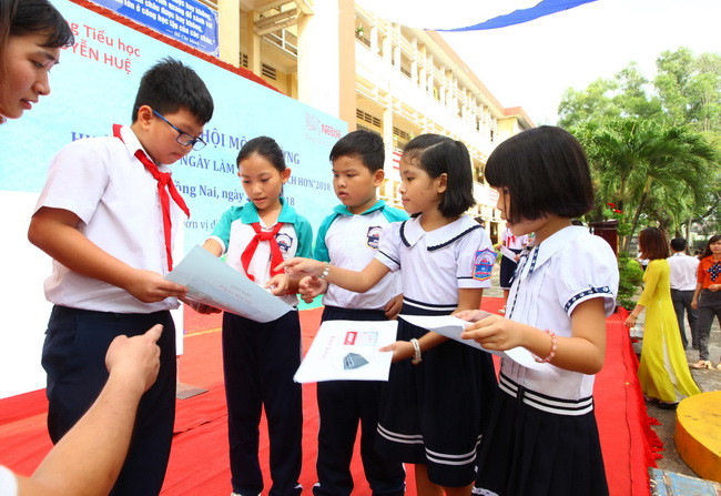 Ngày hội diễn ra với nhiều hoạt động như tìm hiểu kiến thức về phân loại, xử lý rác thải,vẽ tranh về bảo vệ môi trường... thu hút rất đông học sinh tham gia