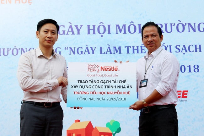 Đại diện Công ty Nestlé Việt Nam trao tượng trưng 10.000 viên gạch cho thầy Tống Thanh Quang, Hiệu trưởng Trường tiểu học Nguyễn Huệ. Đại diện Công ty Nestlé Việt Nam trao tượng trưng 10.000 viên gạch cho thầy Tống Thanh Quang, Hiệu trưởng Trường tiểu học Nguyễn Huệ.