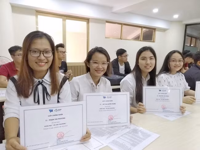 Niềm vui của các bạn SV khi nhận chứng chỉ sau khi hoàn thành khóa học Niềm vui của các bạn SV khi nhận chứng chỉ sau khi hoàn thành khóa học