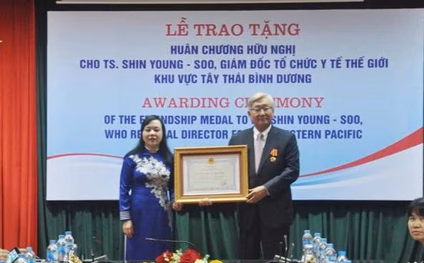 Trao tặng Huân chương Hữu nghị cho Giám đốc Tổ chức Y tế Thế giới khu vực Tây Thái Bình Dương