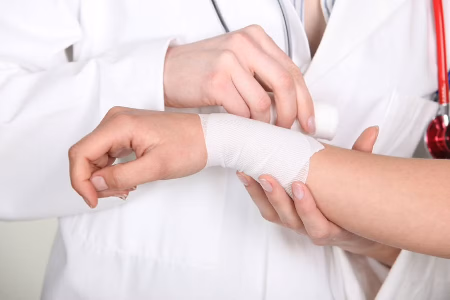 Vệ sinh tay sạch khi sơ cứu (Ảnh minh họa).