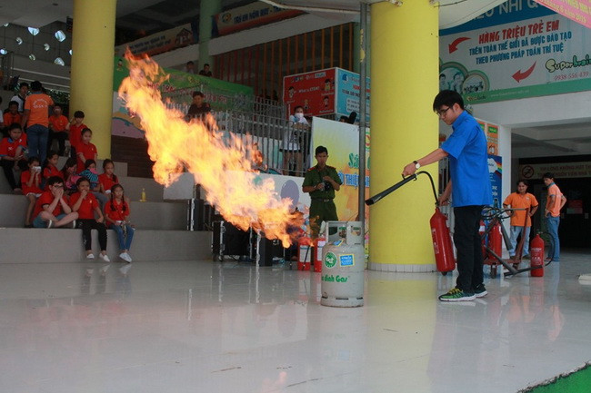 Các chiến sĩ tham gia trải nghiệm kỹ năng PCCC