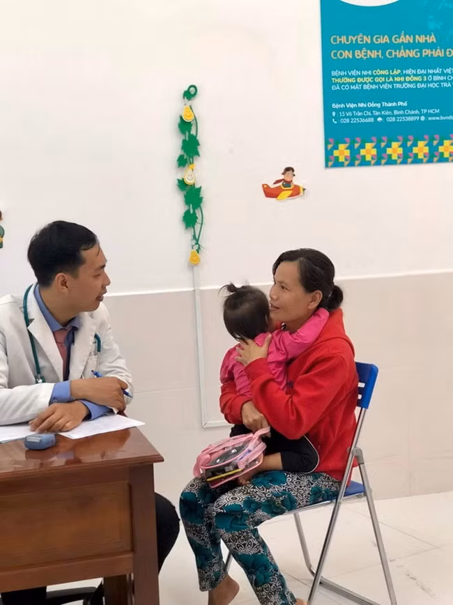 Bác sĩ của BV Nhi đồng TP.HCM khám cho các bệnh nhi. (Ảnh: BVCC).