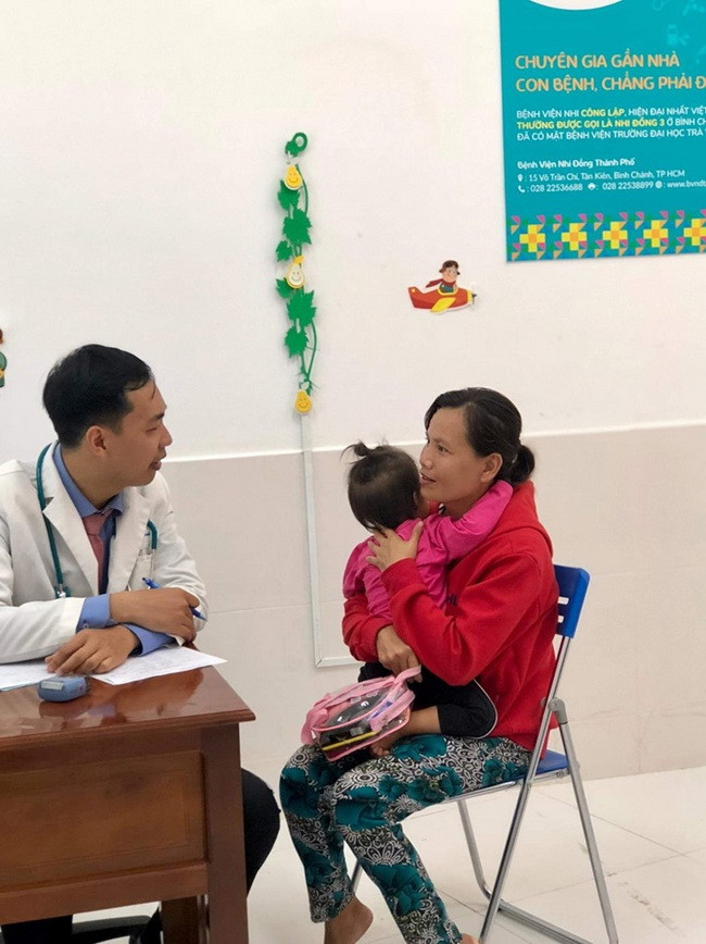 Bác sĩ của BV Nhi đồng TP.HCM khám cho các bệnh nhi. (Ảnh: BVCC). Bác sĩ của BV Nhi đồng TP.HCM khám cho các bệnh nhi. (Ảnh: BVCC).