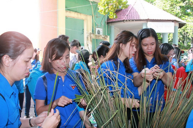 Các chiến sĩ tình nguyện tham gia trải nghiệm làm ống hút từ cây cỏ bàng thân thiện với môi trường và kêu gọi giảm sử dụng ống hút nhựa để bảo vệ môi trường