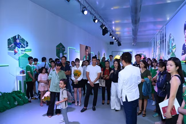 Quang cảnh khách tham quan triển lãm.