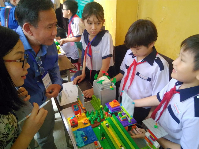 Nhóm thí sinh lớp 4 Trường TH Nguyễn Bỉnh Khiêm -Quận 1- TPHCM thuyết trình trước Ban giám khảo về sản phẩm "Để Sa Pa mãi đẹp".