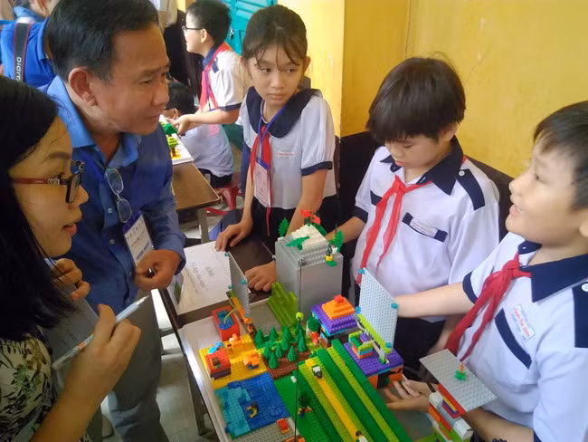 Nhóm thí sinh lớp 4 Trường TH Nguyễn Bỉnh Khiêm -Quận 1- TPHCM thuyết trình trước Ban giám khảo về sản phẩm "Để Sa Pa mãi đẹp".