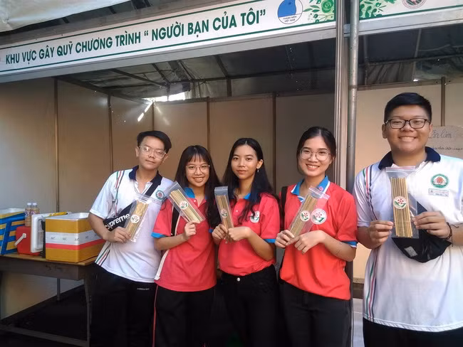 Các chiến sĩ tình nguyện tham gia chương trình bán hàng gây quỹ "Người bạn của tôi"