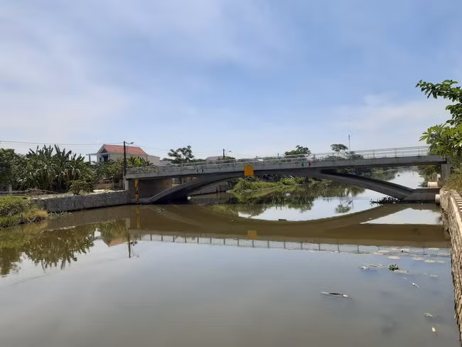 Cây cầu 32 tỷ dựng lên giữa lòng sông Lợi Nông, vẫn không thể "kết nối" đôi bờ.