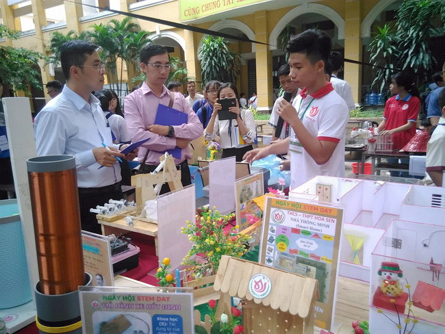 Thí sinh trường THCS-THPT Hoa Sen đang thuyết trình trước Ban giám khảo về sản phẩm "Nhà thông minh".