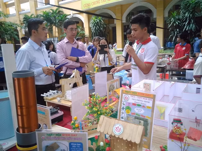 Thí sinh trường THCS-THPT Hoa Sen đang thuyết trình trước Ban giám khảo về sản phẩm "Nhà thông minh".