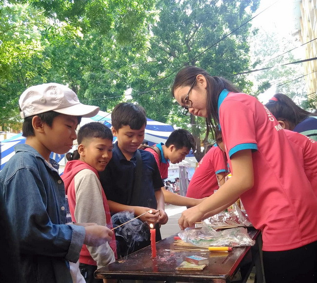 Học sinh rất hứng thú tham gia trò chơi khoa học bắn "tên lửa".