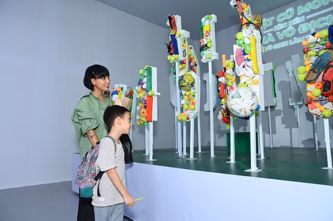 Khách mời cùng con trai tham quan triển lãm