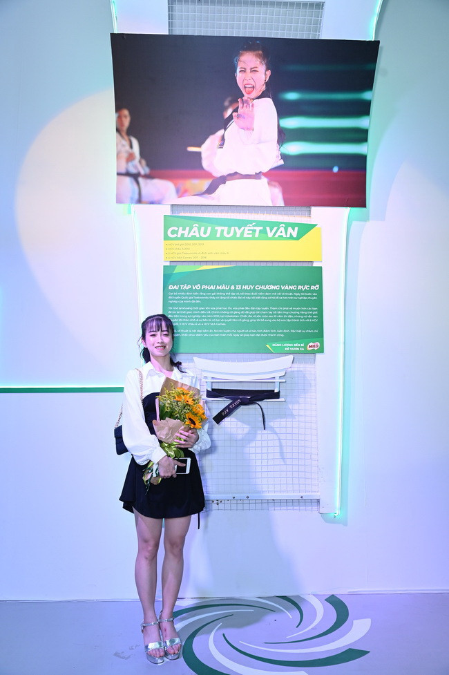 Vận động viên võ Taekwondo Châu Tuyết Vân bên cạnh chiếc đai võ phai màu của mình trưng bày tại triển lãm. Vận động viên võ Taekwondo Châu Tuyết Vân bên cạnh chiếc đai võ phai màu của mình trưng bày tại triển lãm.