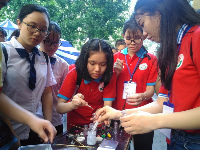 Học sinh trải nghiệm sân chơi khoa học.