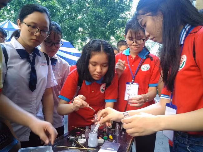 Học sinh trải nghiệm sân chơi khoa học.