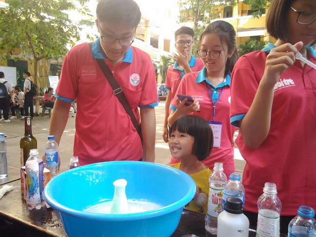 Các em nhỏ cũng được người nhà đưa đi trải nghiệm tại sự kiện.