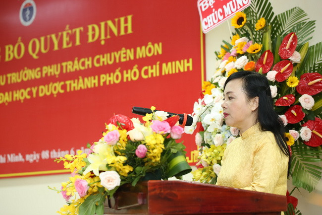 Bộ trưởng Nguyễn Thị Kim Tiến phát biểu chúc mừng PGS.TS. BS. Nguyễn Hoàng Bắc và các thành tích BV ĐHYD đã đạt được trong thời gian qua