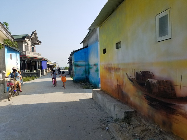 Những bức bích họa về khung cảnh đầm phá Tam Giang và con người của thôn Ngư Mỹ Thạnh được tái hiện trên những bức ảnh đầy màu sắc. Những bức bích họa về khung cảnh đầm phá Tam Giang và con người của thôn Ngư Mỹ Thạnh được tái hiện trên những bức ảnh đầy màu sắc.