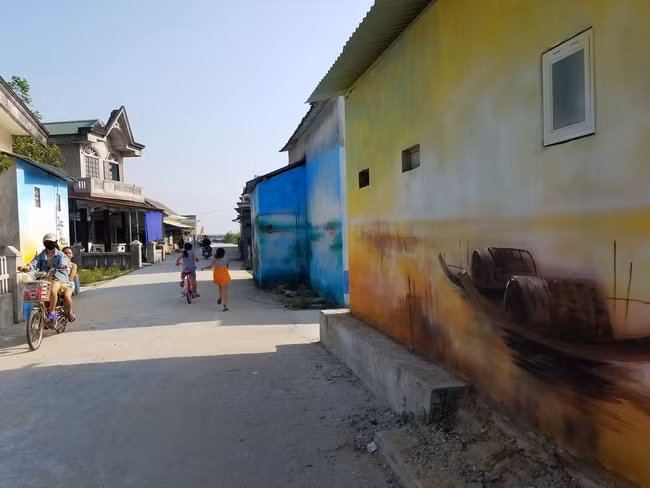 Những bức bích họa về khung cảnh đầm phá Tam Giang và con người của thôn Ngư Mỹ Thạnh được tái hiện trên những bức ảnh đầy màu sắc.