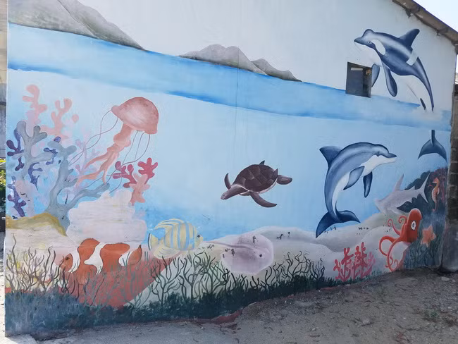 Sau nhiều ngày triển khai thực hiện, những bức tường rêu phong, cũ kĩ đã được thay mới bằng những bức họa vô cùng xinh đẹp.