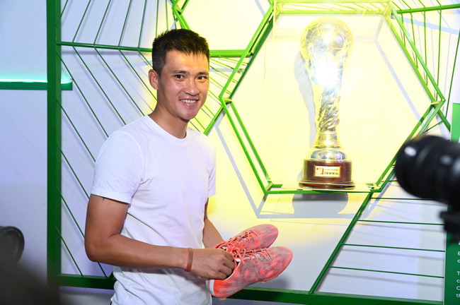 Cựu cầu thủ Công Vinh bên vật cũ là đôi giầy "huyền thoại" và chiếc cúp vô địch. Cựu cầu thủ Công Vinh bên vật cũ là đôi giầy "huyền thoại" và chiếc cúp vô địch.