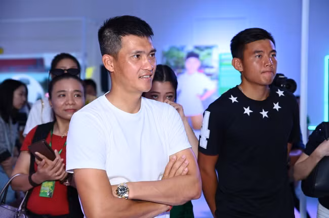 Các khách mời tham quan tại triển lãm