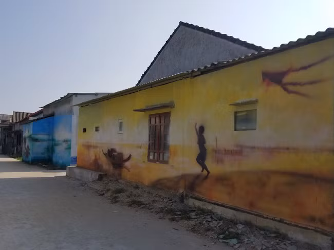 Nhóm họa sĩ vẽ lên con đường này gồm có 20 người, gồm 12 giảng viên và 8 sinh viên đến từ Trường ĐH Nông lâm và ĐH Nghệ thuật (ĐH Huế).