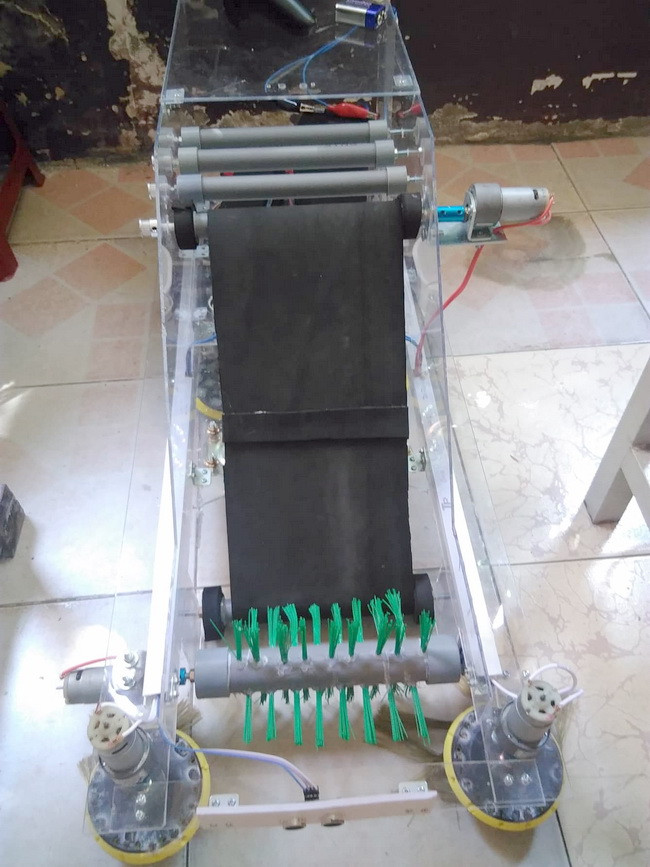 Mô hình "Xe vệ sinh đa năng" của nhóm học sinh lớp 8 trường THCS Cách Mạng Tháng Tám (Quận 10, TP.HCM) tham gia dự thi.