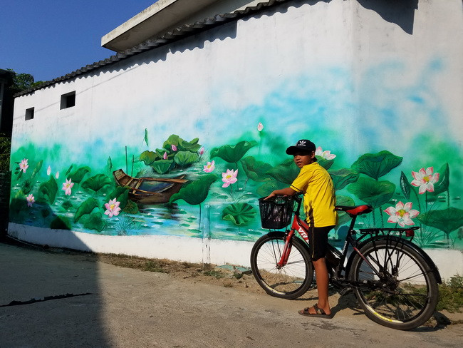 Thời gian gần đây, ngôi làng này thu hút nhiều du khách hơn bởi những bức bích họa trên tường nhà người dân. Thời gian gần đây, ngôi làng này thu hút nhiều du khách hơn bởi những bức bích họa trên tường nhà người dân.