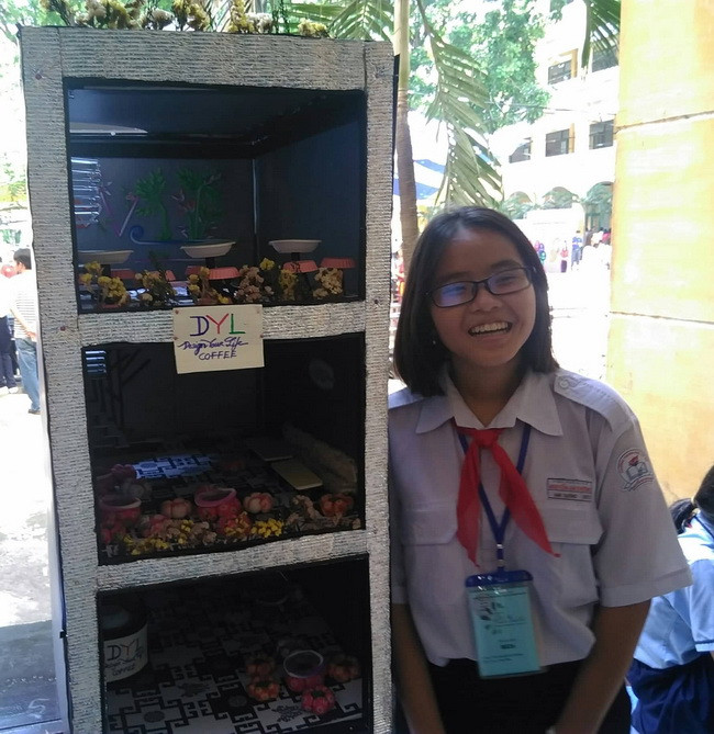 Mô hình quán Coffee "DYL- Design Your Life" của thí sinh Phan Lê Ánh Dương, lớp 8 Trường THCS Nguyễn An Khương-H. Hóc Môn-TP.HCM.
