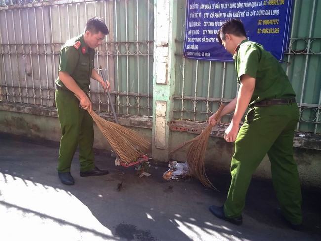Các chiến sĩ tình nguyện tham gia dọn vệ sinh môi trường trên địa bàn quận 10.