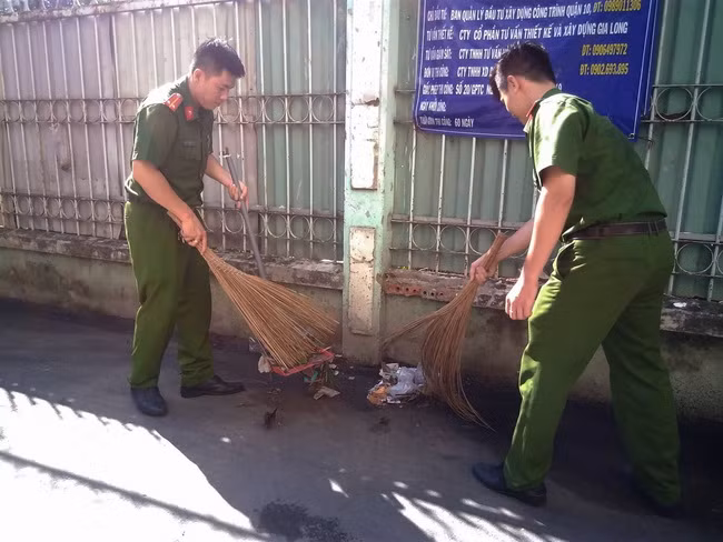 Các chiến sĩ tình nguyện tham gia dọn vệ sinh môi trường trên địa bàn quận 10.