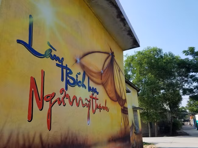 Con đường bích họa tại thôn Ngư Mỹ Thạnh được lấy ý tưởng từ các làng bích họa ở Quảng Nam, Quảng Ngãi…, được thực hiện nhằm mục đích thu hút khách du lịch đến với tỉnh Thừa Thiên - Huế và vùng đầm phá Tam Giang.