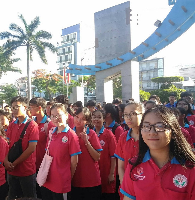 Đông đảo học sinh, sinh viên hào hứng tham gia chiến dịch tình nguyện Hoa phượng đỏ.