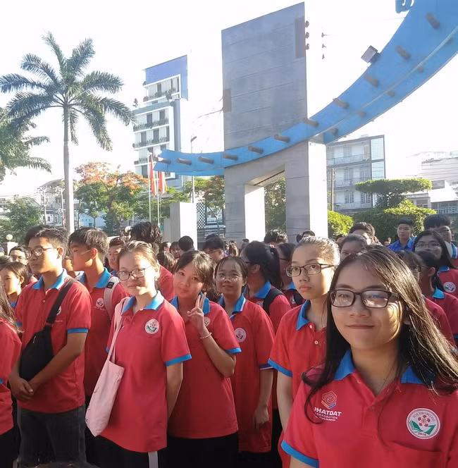 Đông đảo học sinh, sinh viên hào hứng tham gia chiến dịch tình nguyện Hoa phượng đỏ.