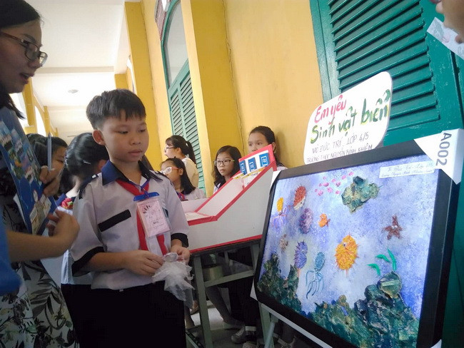 Thí sinh Võ Trí Đức - lớp 5 trường TH Nguyễn Bỉnh Khiêm với bức tranh " Em yêu sinh vật biển" . Ý tưởng làm từ chất liệu tái chế như ống hút, khay đựng trứng, giấy xốp... ra những con tôm, con cá rất đẹp mắt và thân thiện với môi trường.