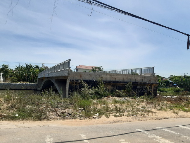 Cầu Lợi Nông hoàn thiện các hạng mục nhưng do thiếu đường dẫn đấu nối với hai đầu cầu nên vẫn không thể đưa vào sử dụng. Cầu Lợi Nông hoàn thiện các hạng mục nhưng do thiếu đường dẫn đấu nối với hai đầu cầu nên vẫn không thể đưa vào sử dụng.