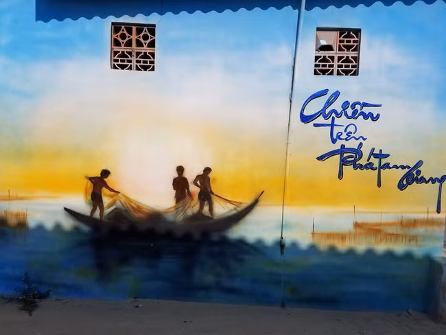 Bích họa là nghệ thuật vẽ tranh trên tường, khác với nghệ thuật vẽ tranh graffiti, bích họa mang đến cho người xem thông điệp rõ ràng hơn.