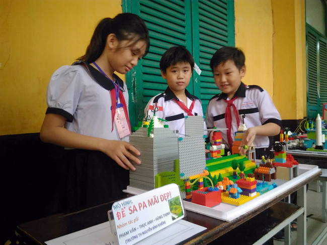 Nhóm học sinh lớp 4, Trường TH Nguyễn Bỉnh Khiêm -Quận 1- TPHCM với mô hình sản phẩm "Để Sa Pa mãi đẹp".