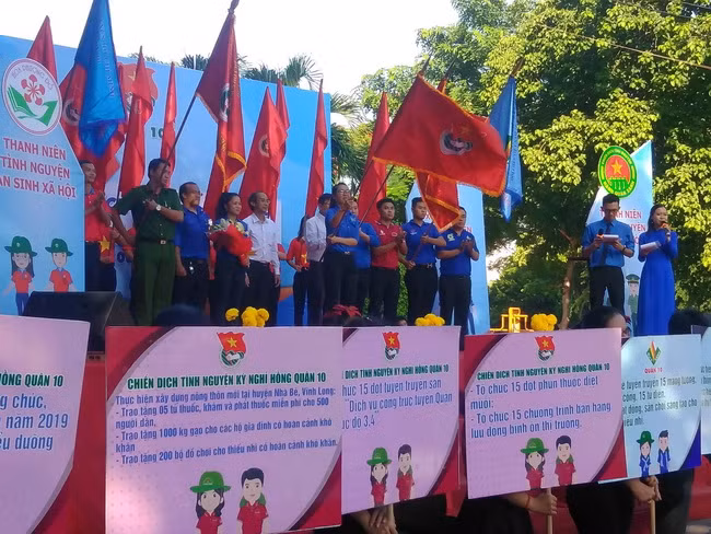 Lễ trao cờ xuất quân chiến dịch tình nguyện hè năm 2019