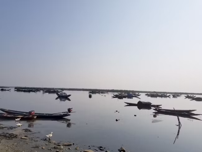 Nằm bên phá Tam Giang, ngôi làng này hình thành cách đây 20 năm, hầu hết người dân đều sống bằng nghề đánh bắt nuôi trồng thủy sản.